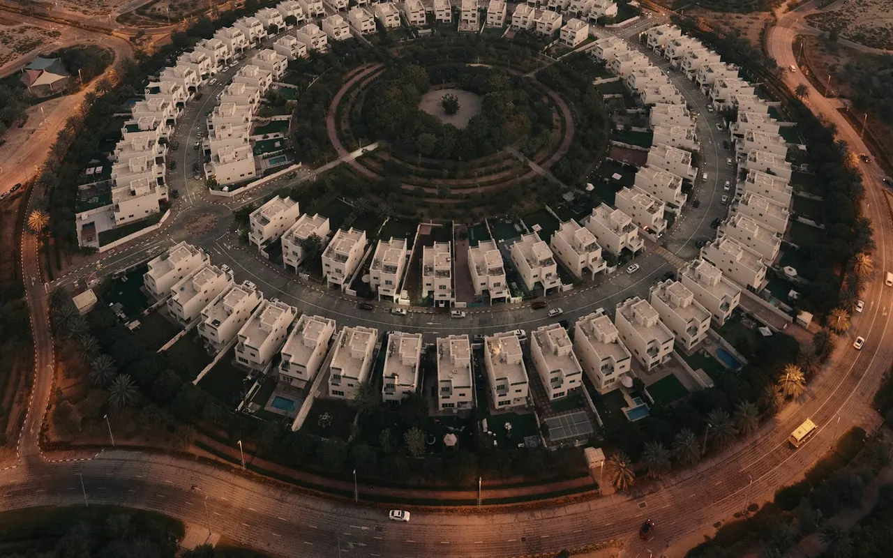 Circular row of completed villas and landscaped courtyard in Jumeirah Village Circle